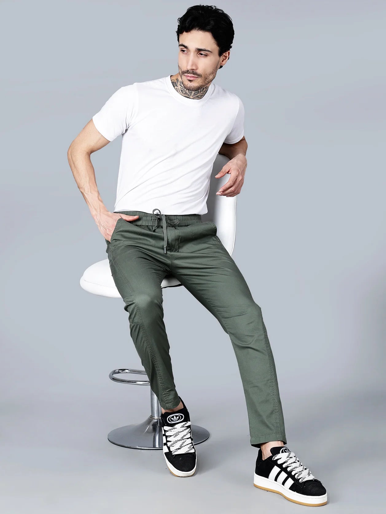 Fort Collins presents their green cotton track pants for men, featuring a smart taper fit and an elastic waistband with drawstring for a comfortable and stylish look. These track pants also offer a multi-pocket design, making them perfect for casual everyday wear. Shop now online to get your hands on the latest trend in track pants in India.