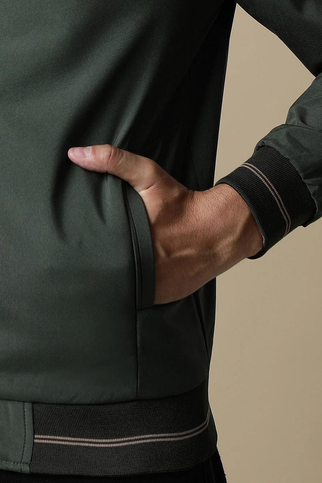 Elevate your wardrobe with the dual-tone design of this men's reversible windbreaker jacket from Fort Collins. Shop online from anywhere in India for a stylish upgrade.