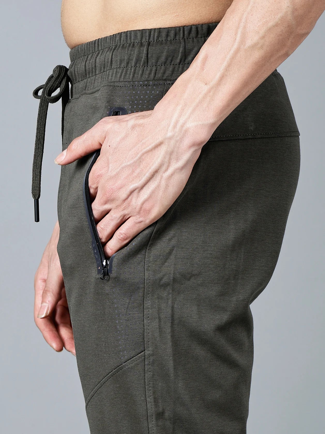 Experience comfort and style with Fort Collins' men's olive green track pant. With a slim-tapered fit, articulated knee panels, and structured cotton-polyester knit fabric, these pants are perfect for any occasion. Shop online from anywhere in India now.