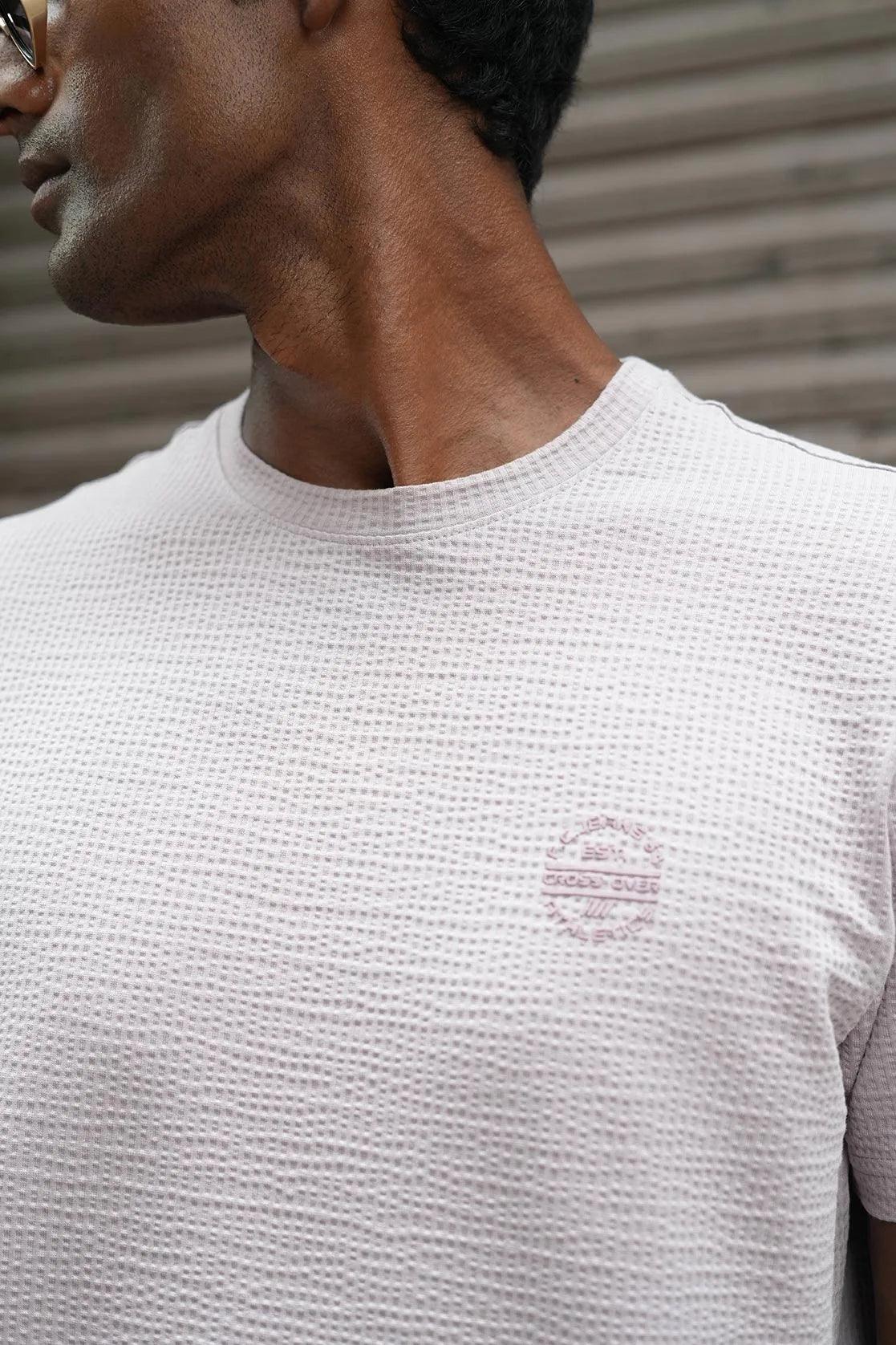 Expertly crafted for a sleek and modern look, this Men's Structured Fabric Solid Lavender Round Neck T-Shirt stands out with its chest logo and high-quality fabric.