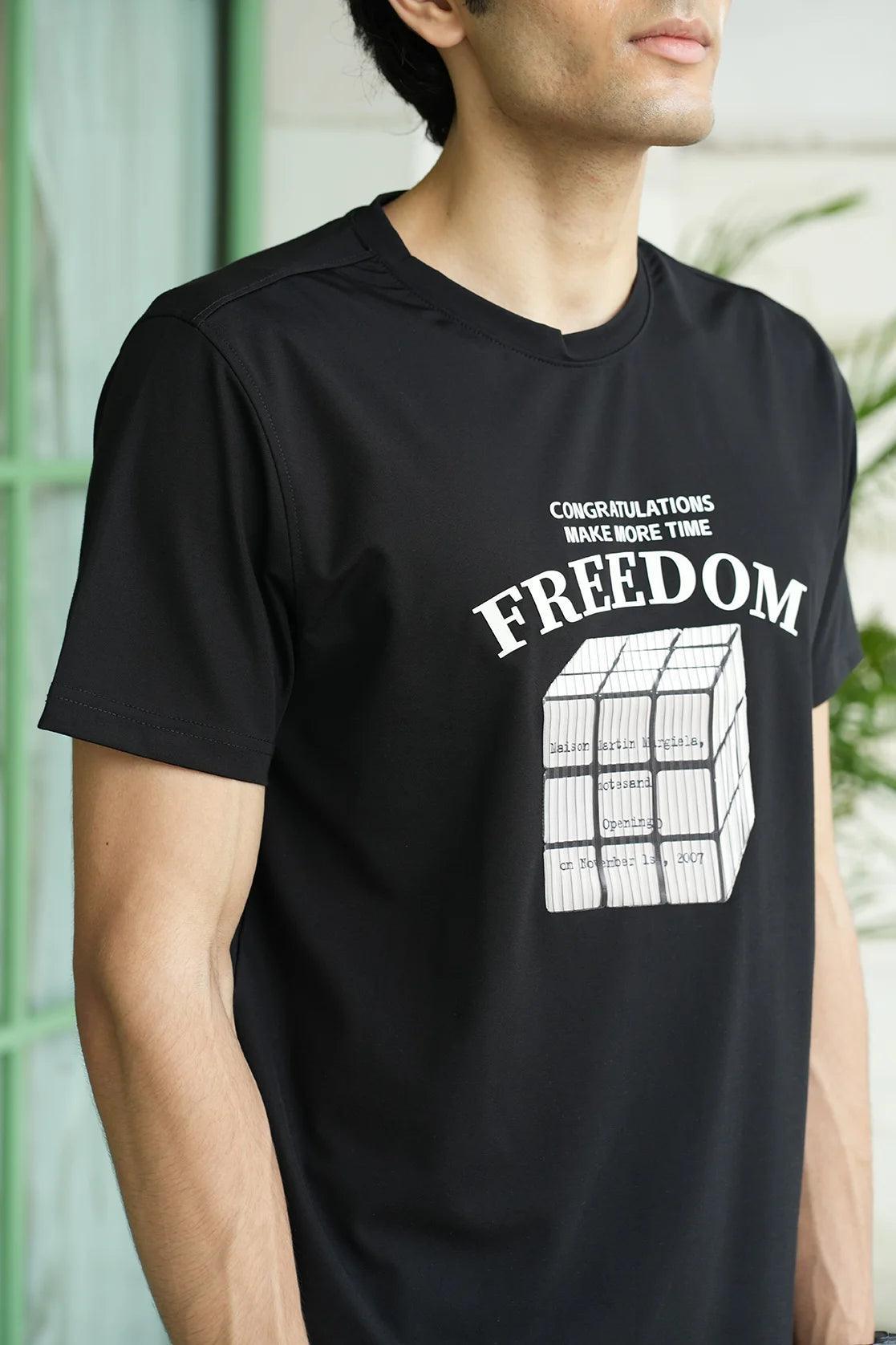 Upgrade your wardrobe with the Fort Collins Men's Black Stretchable T-Shirt, featuring an embossed Freedom graphic. Enjoy a trendy, stylish look from anywhere in India with our convenient online shopping.