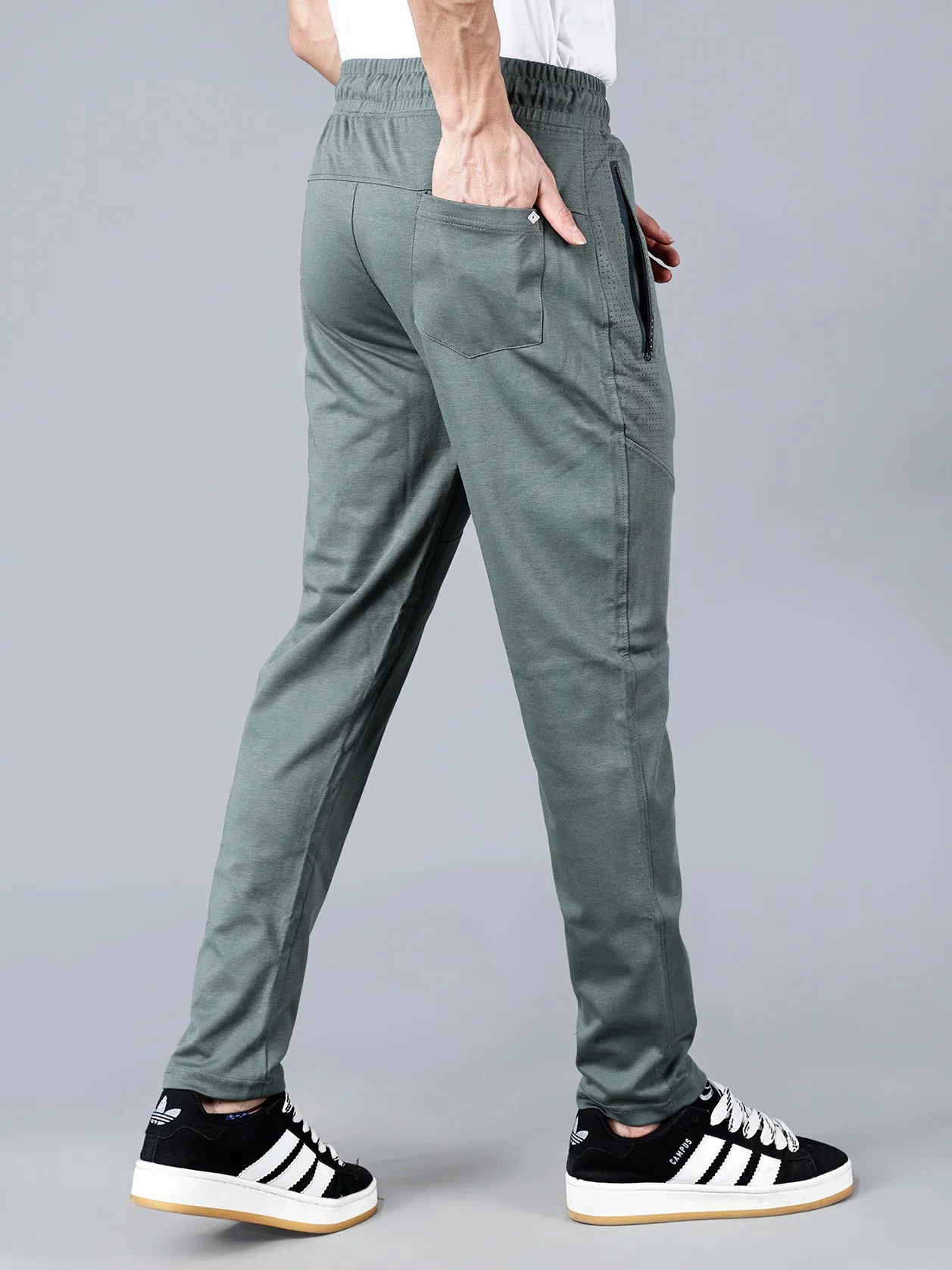 These men's slim fit track pants in pista green offer zipper pockets and articulated knees for enhanced comfort. Made from a breathable cotton-poly blend, these Fort Collins joggers are perfect for the gym, travel, or everyday wear. Shop now online from anywhere in India.
