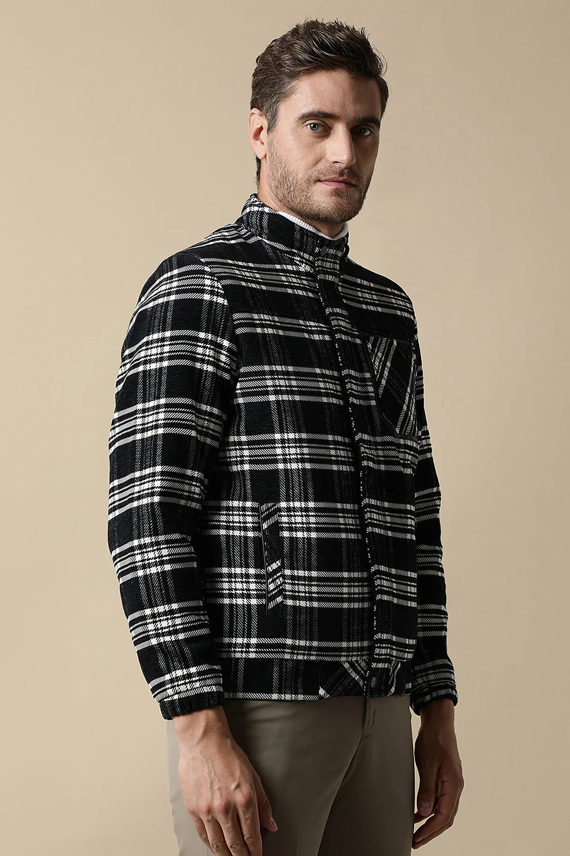 Upgrade your wardrobe with the trendy Fort Collins Men's Black Tweed Plaid Jacket, available for online purchase from anywhere in India. This jacket features a quilted lining and exudes a fashionable vibe.