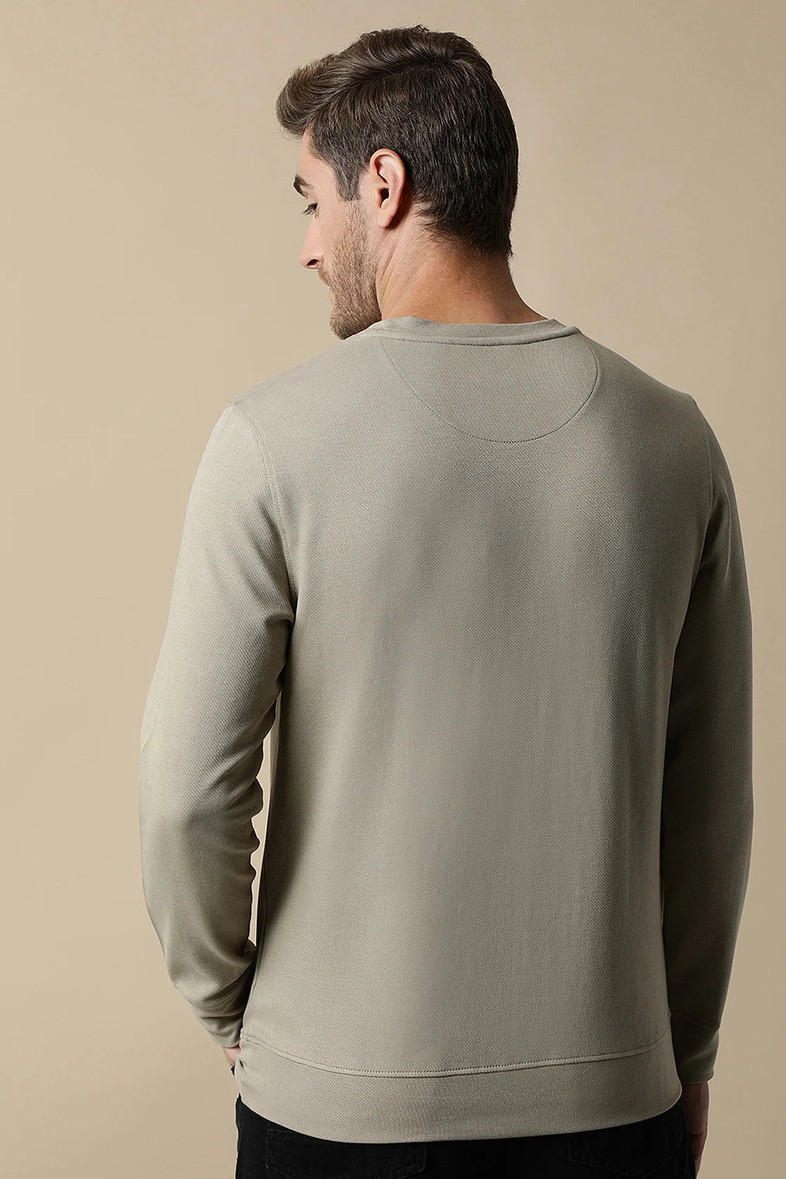 Shop online for a fashionable wardrobe from anywhere in India with the Fort Collins Men's Fawn Round Neck Sweatshirt. This durable sweatshirt features a diagonal interlock design and an embossed graphic.