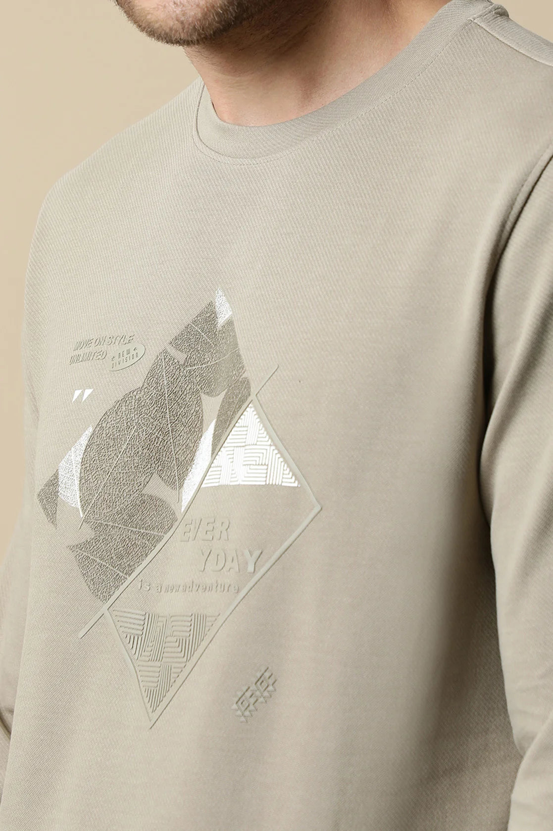 This Men's Fawn Round Neck Sweatshirt from Fort Collins features a durable diagonal interlock construction and an embossed graphic. Purchase it now from anywhere in India for a fashionable addition to your wardrobe.