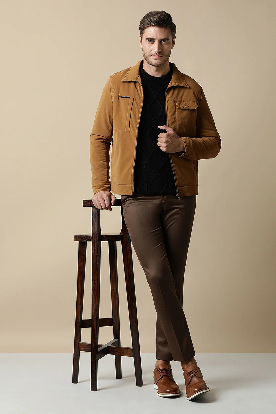 This Men's Tan PU Coated Jacket featuring a classic front zip is designed by Fort Collins. Pair it with the Men's Beige Stretchable T-Shirt, which boasts a New York graphic print.