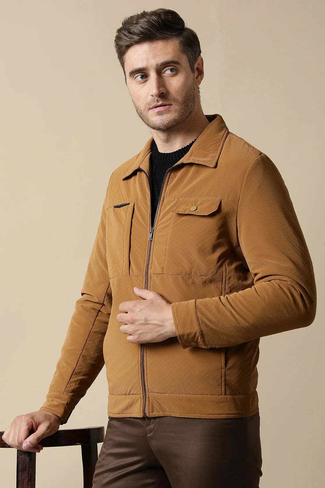 Expertly crafted with a classic front zip, this Men's Tan PU Coated Jacket from Fort Collins is the perfect addition to any wardrobe. Pair it with our Men's Beige Stretchable T-Shirt featuring a trendy New York graphic print for a stylish and comfortable outfit.