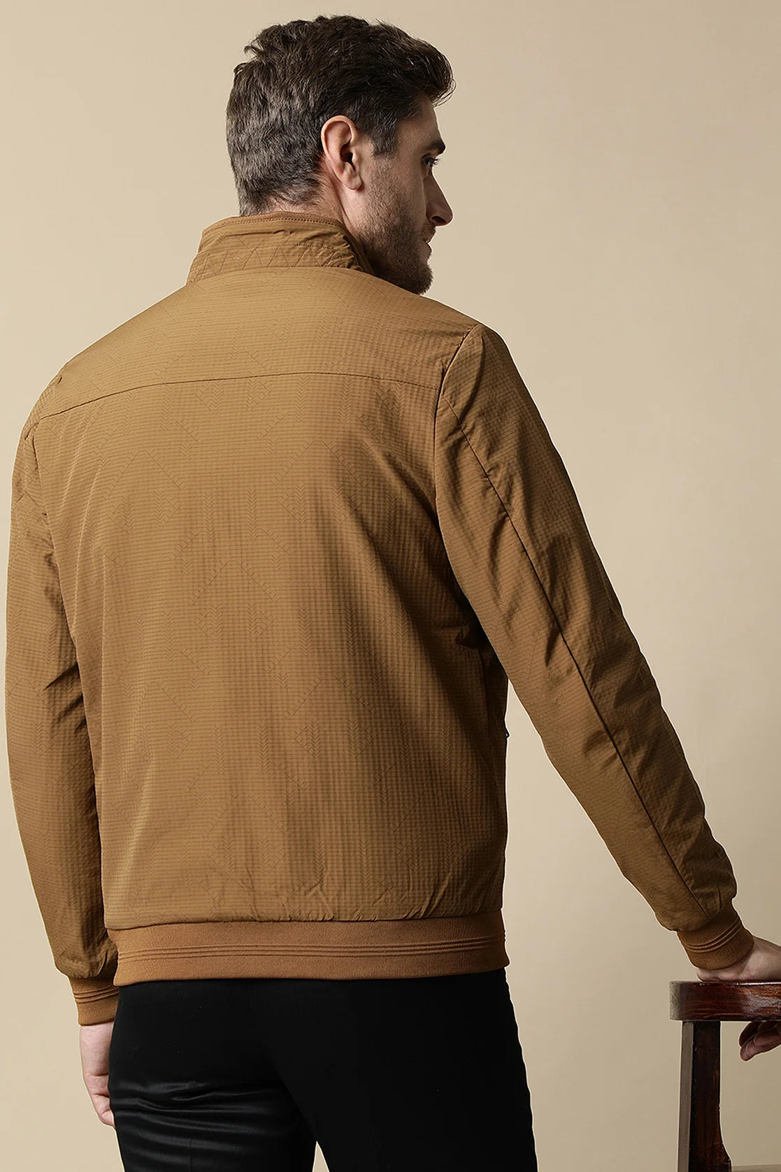 Fort Collins' Men's Tan Textured Lightweight Jacket is the ultimate wardrobe upgrade for any style-conscious individual in India. Shop online now for the perfect addition to your trendy attire.