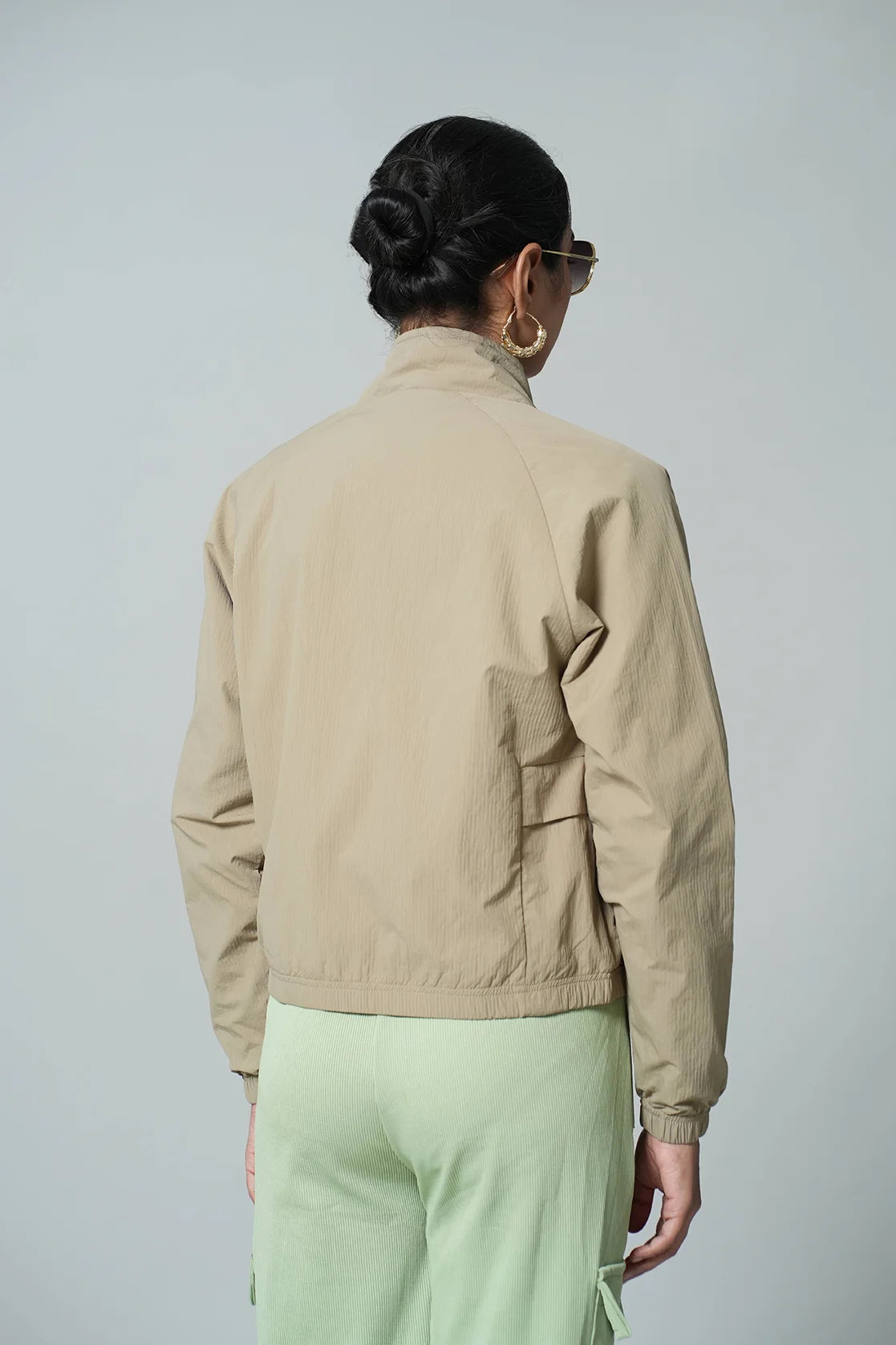 Discover the perfect upgrade for your wardrobe with our Women's Beige Lightweight Crop-Length Jacket from Fort Collins. Enjoy the convenience of online shopping from anywhere in India.