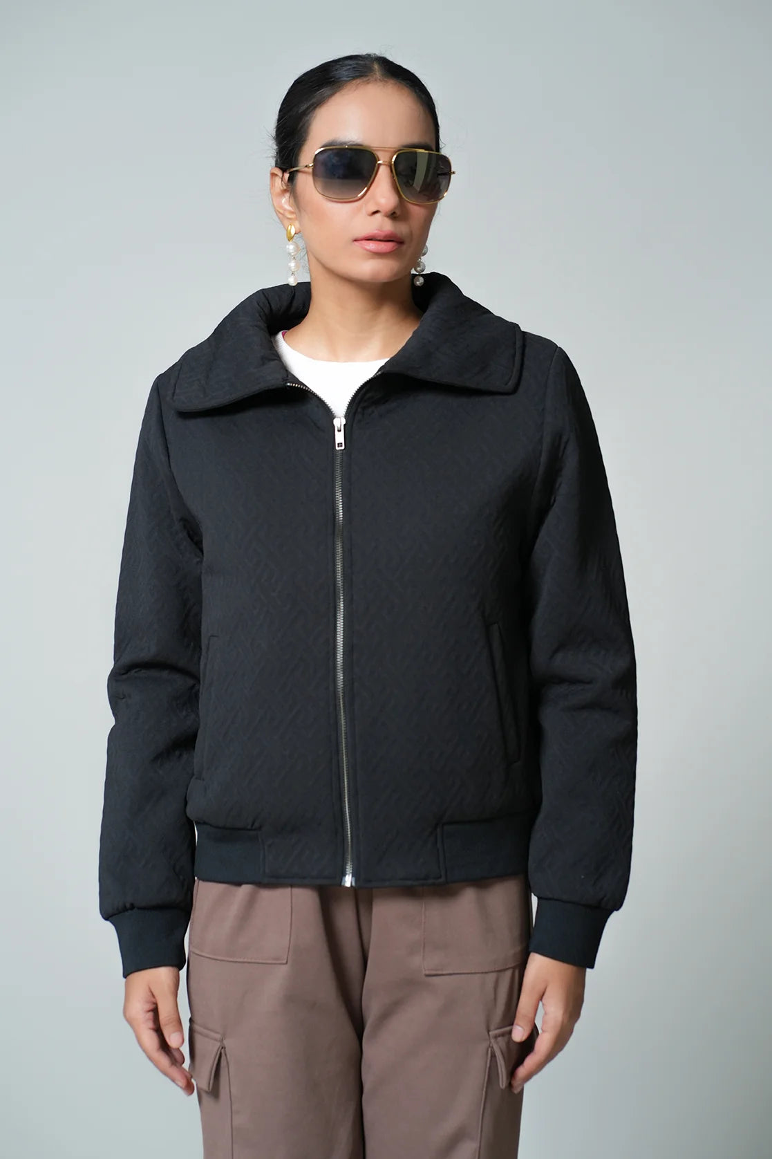 Upgrade your wardrobe with the Fort Collins Women’s Black Structured Fabric Jacket, available for purchase online from anywhere in India. This stylish jacket features a quilted lining for added comfort and durability.