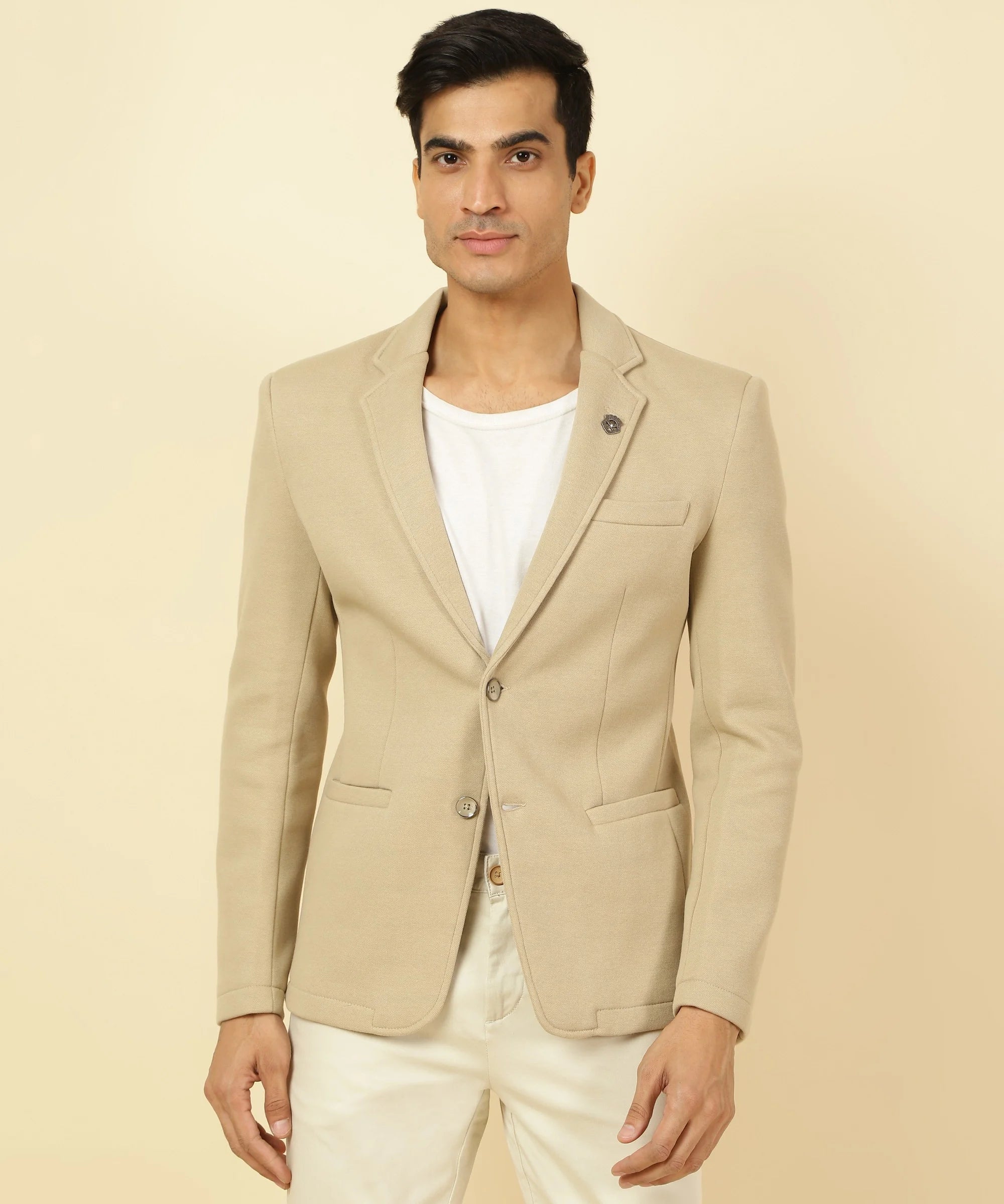 Upgrade your wardrobe with the Fort Collins Men's Cotton Blend Knitted Blazer, available for online purchase from anywhere in India. Perfect for a stylish and modern look with its notched lapel.